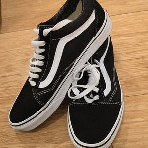 Vans Old Skool Low-Top Skate Shoes - Black/White